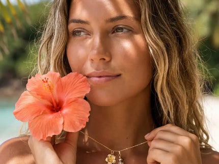 Laguna Treasures Laguna Treasures Beach Pendant Hibiscus Goud