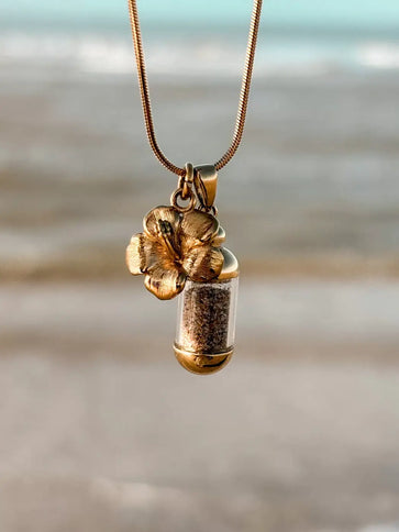 Laguna Treasures Laguna Treasures Beach Pendant Hibiscus Goud