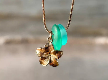 Laguna Treasures Laguna Treasures Zeeglas Ketting Hibiscus Goud