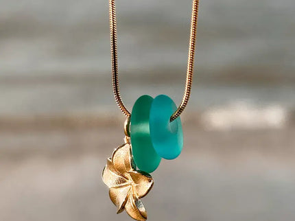 Laguna Treasures Laguna Treasures Zeeglas Ketting Hibiscus Goud