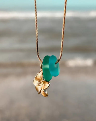 Laguna Treasures Laguna Treasures Zeeglas Ketting Hibiscus Goud